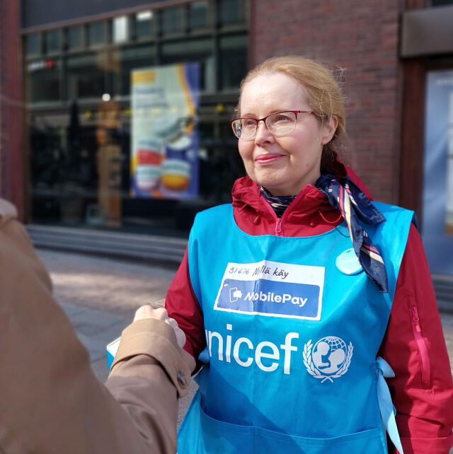 UNICEFin lipaskerääjä kohtaa asiakkaan.