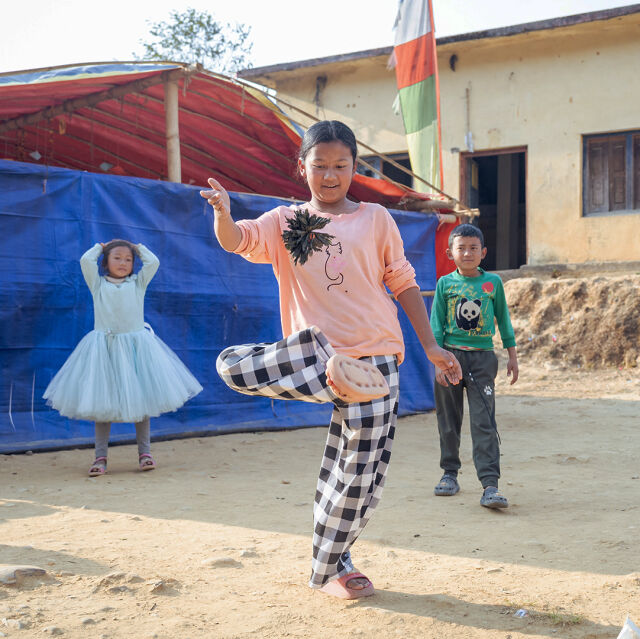 Lapset leikkivät UNICEFin lapsiystävällisen tilan edessä Nepalissa.