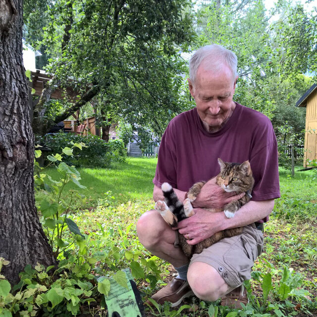 U.B. Lindström pihalla kissa sylissään. 