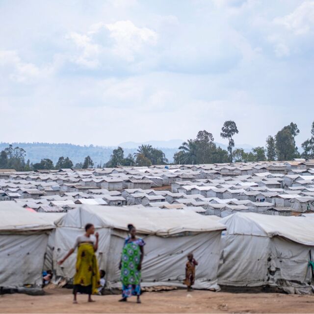 Naisia ja lapsia pakolaisleirillä.