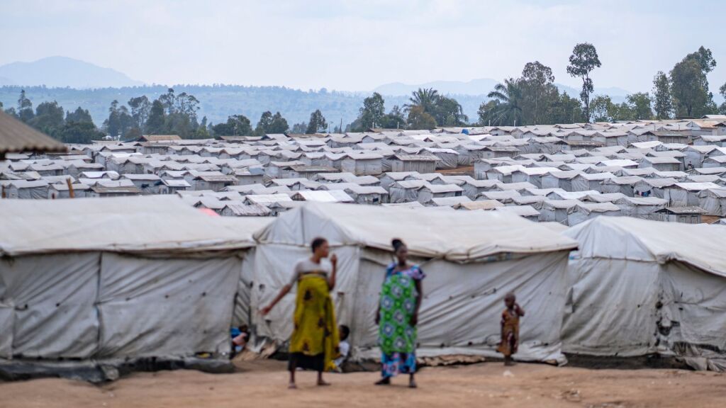 Naisia ja lapsia hätämajoitustelttojen edessä Kongon Demokraattisessa tasavallassa.