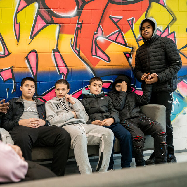 Lapsi hymyilee kissapanta päässään.