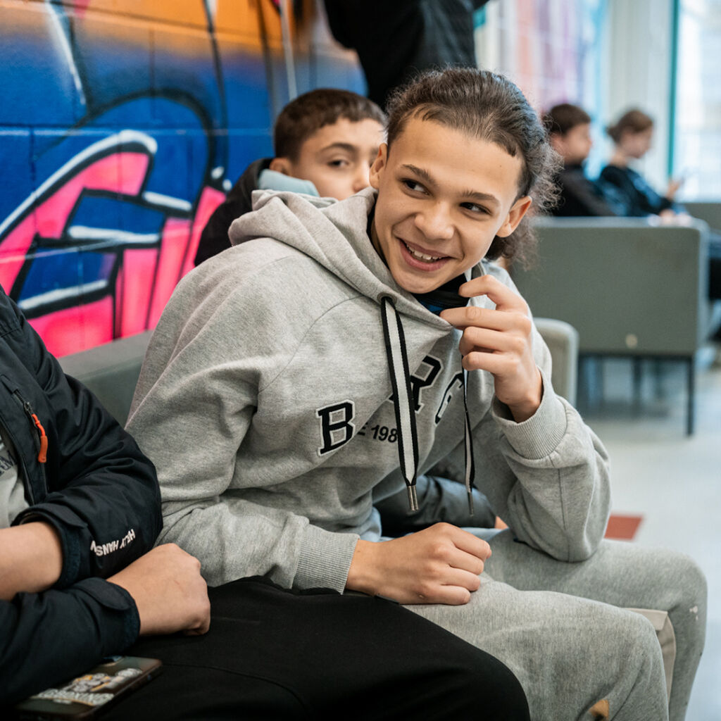 Lapsi pitelee mielenosoituskylttiä, jossa lukee "We have rights".