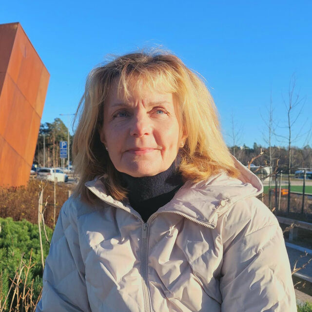 Inka Hetemäki kuvattuna urheilupuiston reunalla Espoon Tapiolassa.