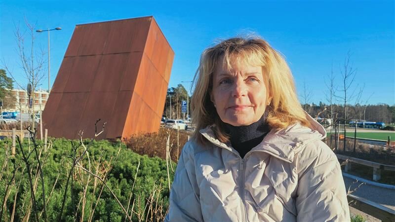 Inka Hetemäki kuvattuna urheilupuiston reunalla Espoon Tapiolassa.