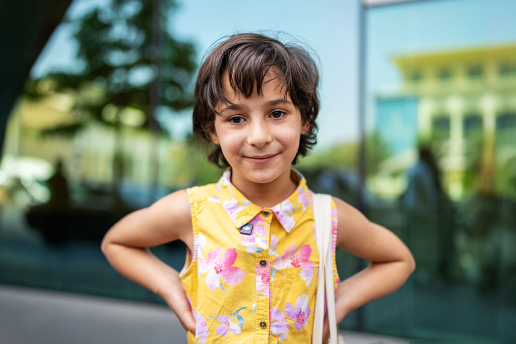 9-vuotias lapsi seisoo kadulla Libanonissa ja katsoo hymyillen kameraan. 