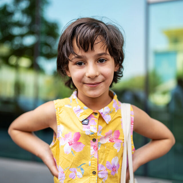 9-vuotias lapsi seisoo kadulla Libanonissa ja katsoo hymyillen kameraan.