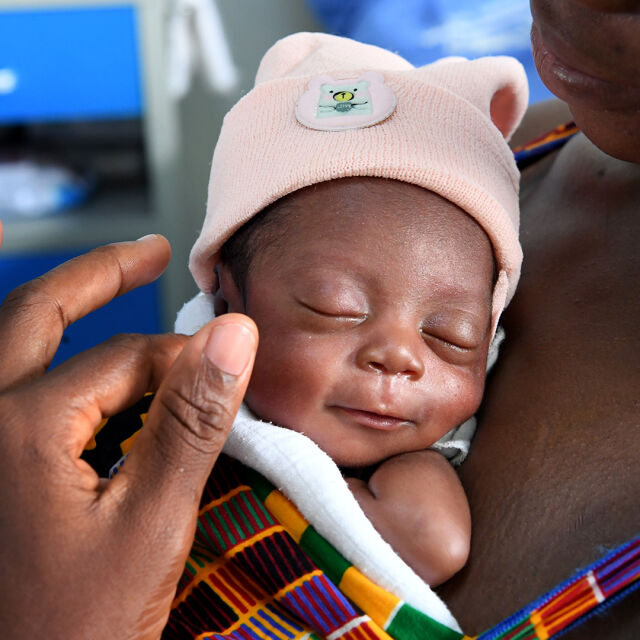 UNICEFin lipaskerääjä näyttää lipastaan.