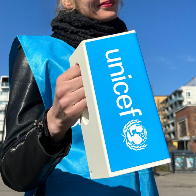 UNICEFin lipaskerääjä näyttää lipastaan.