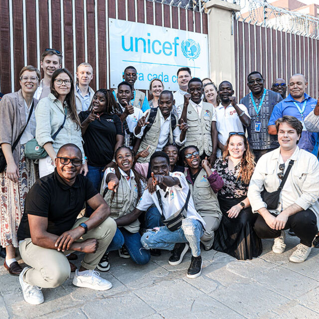 Ryhmä ihmisiä Suomen suurlähetystön edessä.