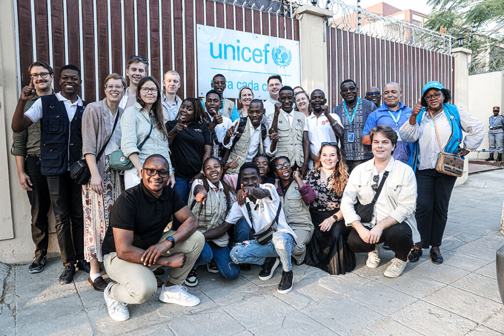 Ryhmä ihmisiä UNICEFin toimiston edessä.