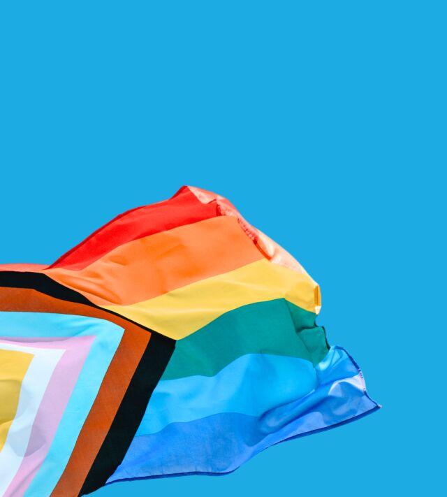 Pride-lippu liehuu tuulessa. 