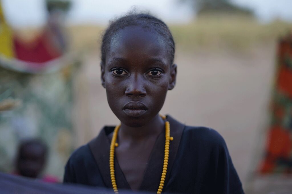 Lapsi katsoo kameraan.