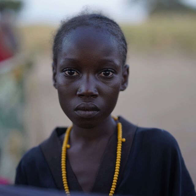 Lapsi katsoo kameraan.