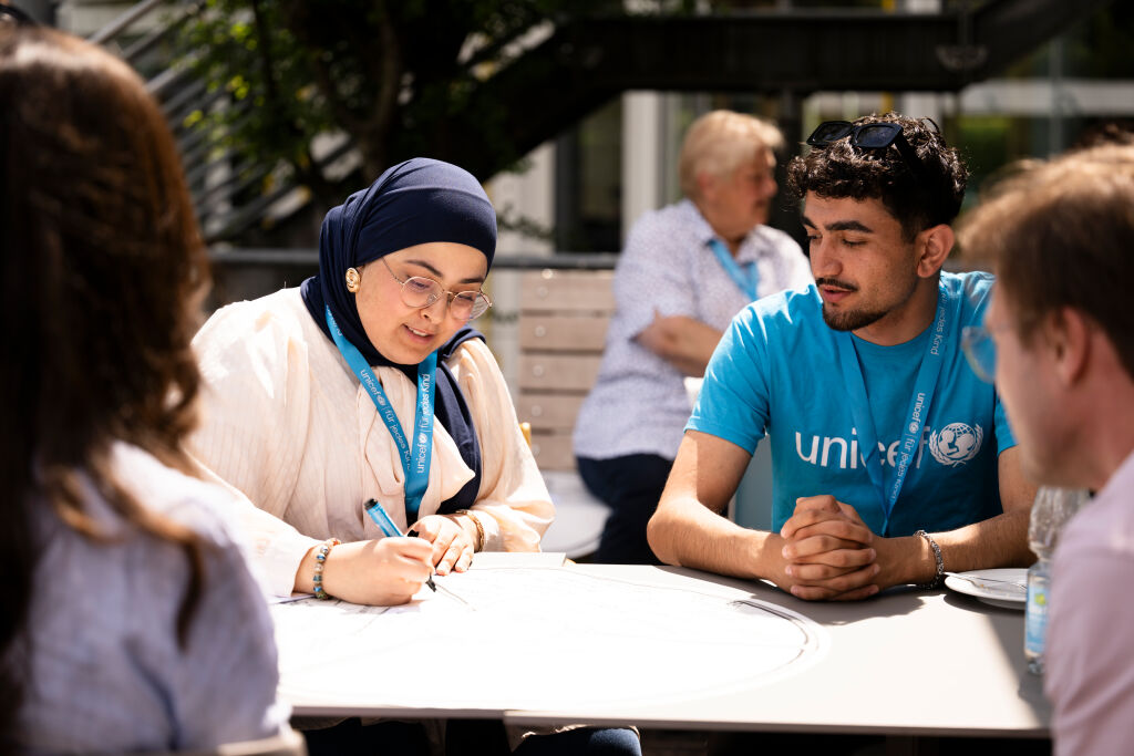 Neljä aikuista keskustelee.