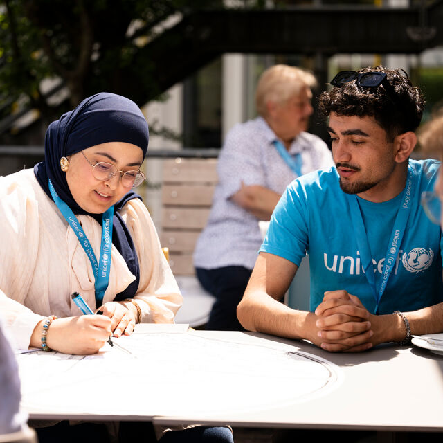 Kaksi aikuista suunnittelee.