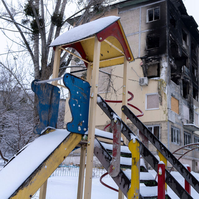 Lasten liukumäki tuhoutuneen kerrostalon edessä.