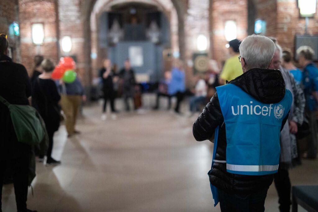 UNICEFin liiviin pukeutunut henkilö.