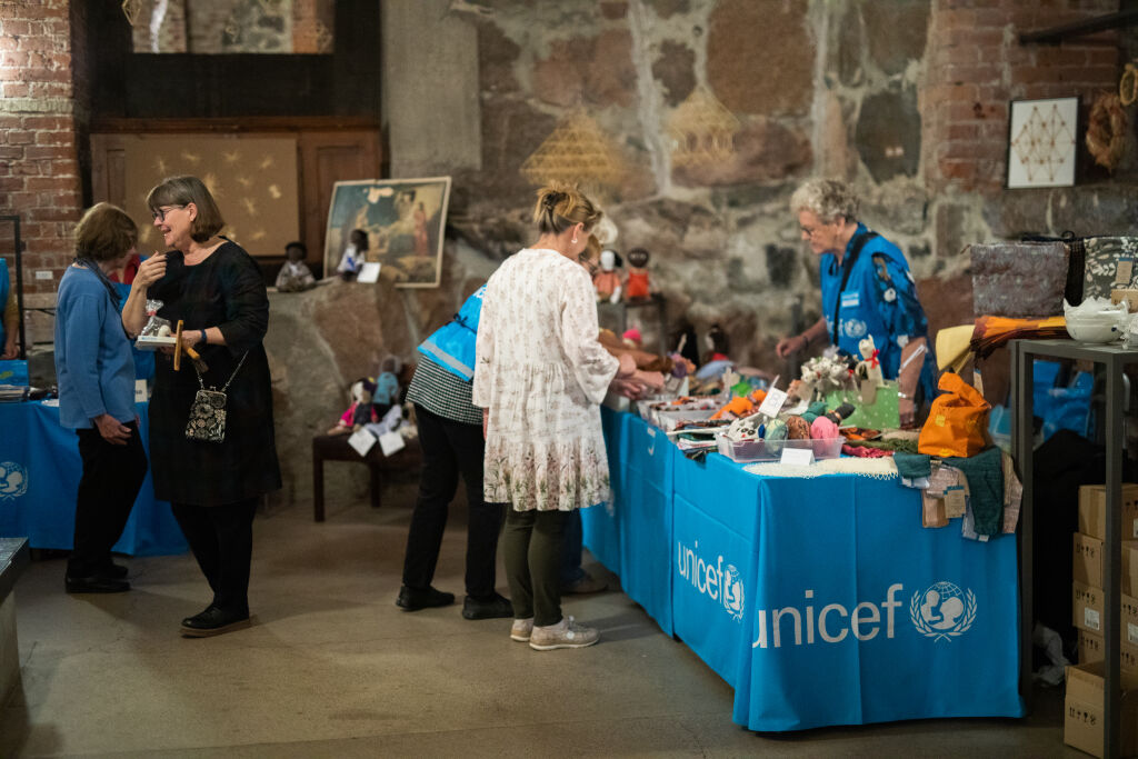 UNICEF-vapaaehtoisten myyntipiste.