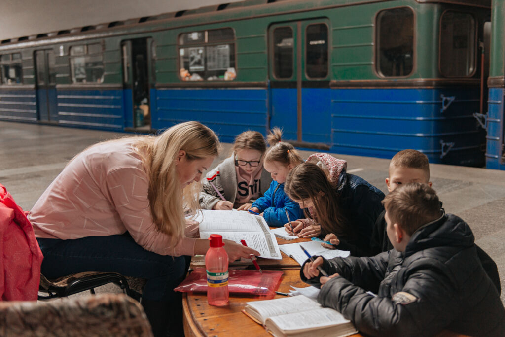 Lapsia hakemassa suojaa Harkovan metroasemalla Ukrainassa.