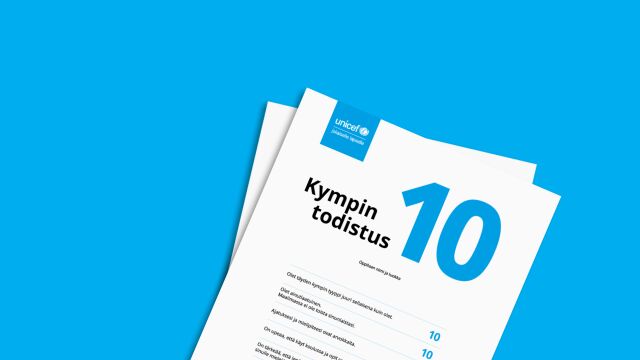 UNICEFin Kympin todistus sinisellä pohjalla.