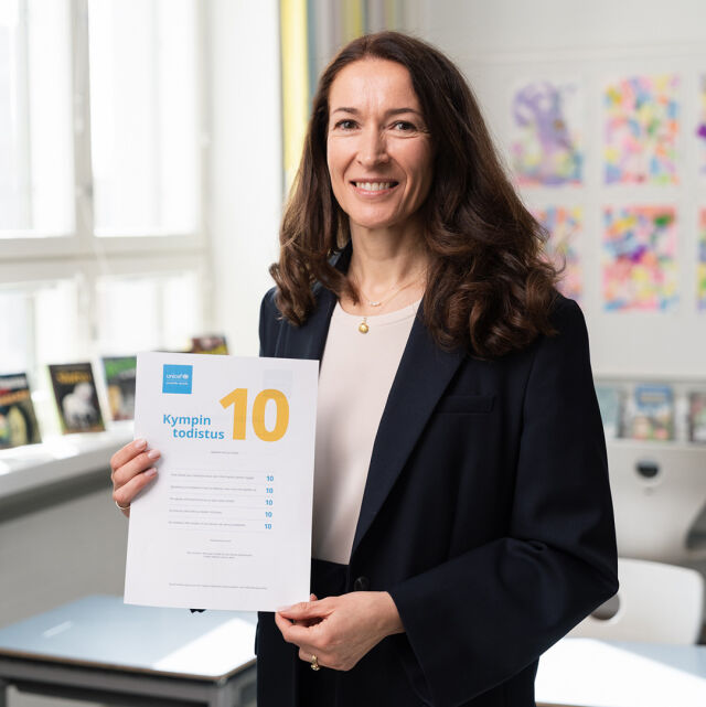 Suzanne Innes-Stubb pitelee UNICEFin Kympin todistusta.