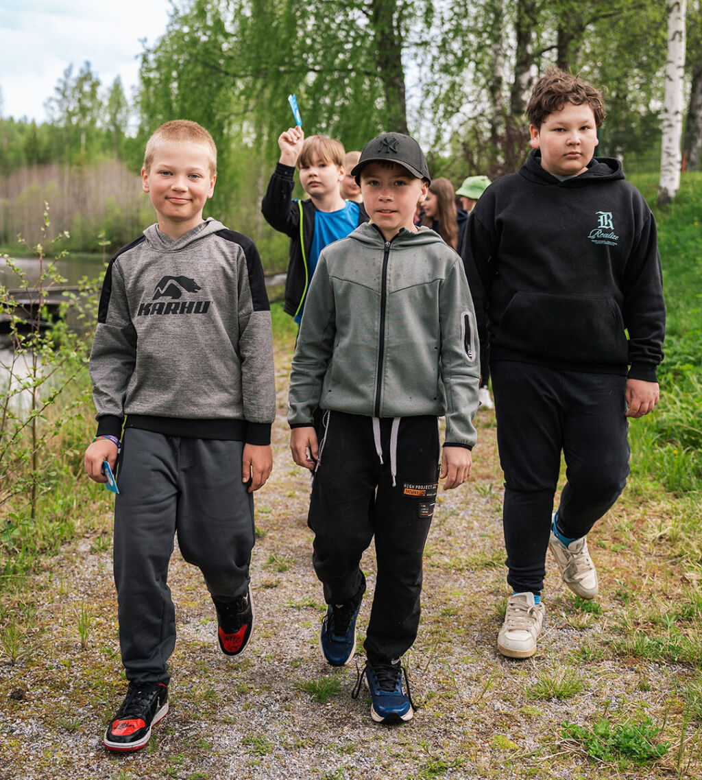 En grupp skolbarn visar upp UNICEF-rundans pass.