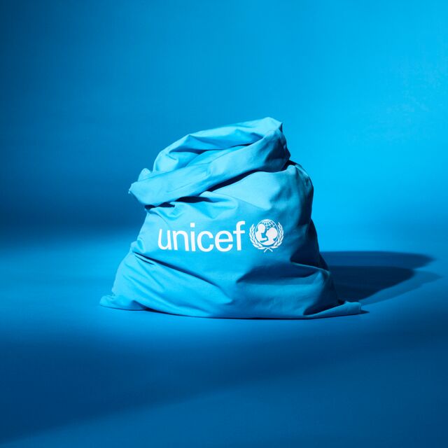 Sininen lahjasäkki, jossa UNICEF-teksti.