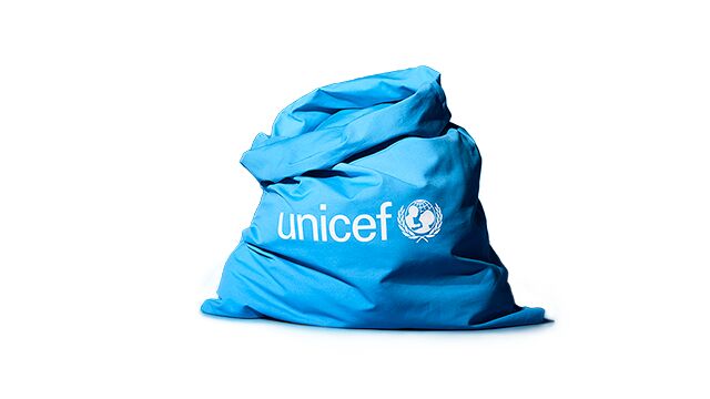 Sininen joululahjasäkki, jossa UNICEFin logo.