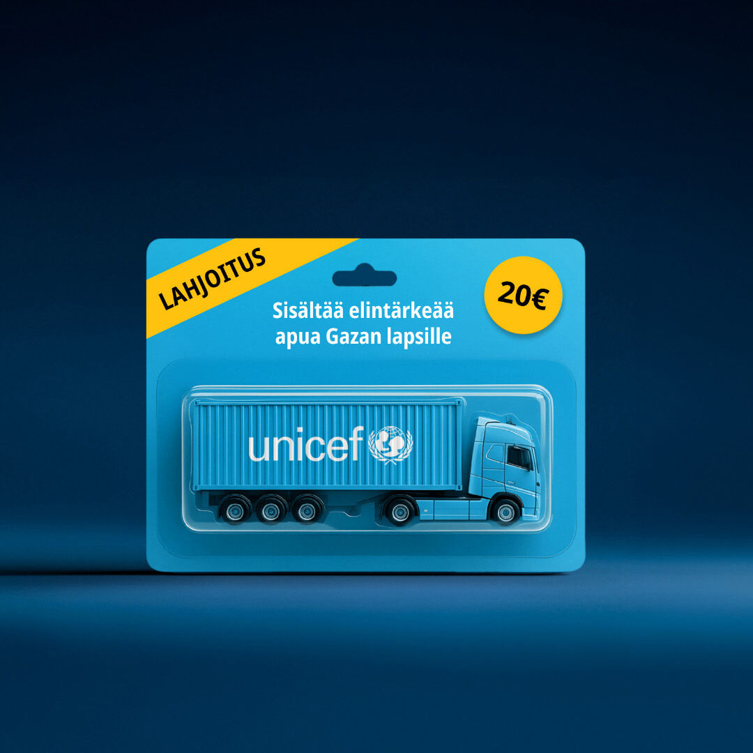 Kuva lelupaketista, jonka sisällä sininen rekka, jonka kyljessä UNICEFin logo. Pakkauksessa lukee "lahjoitus", "20€" ja "sisältää elintärkeää apua Gazan lapsille".