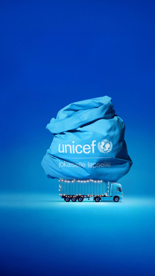 Tekoälyllä tehty kuva raunioituneesta huoneesta, jossa joulukuusi.