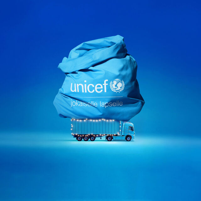 Sininen rekka, jonka päällä valtava lahjasäkki, jossa UNICEFin logo.