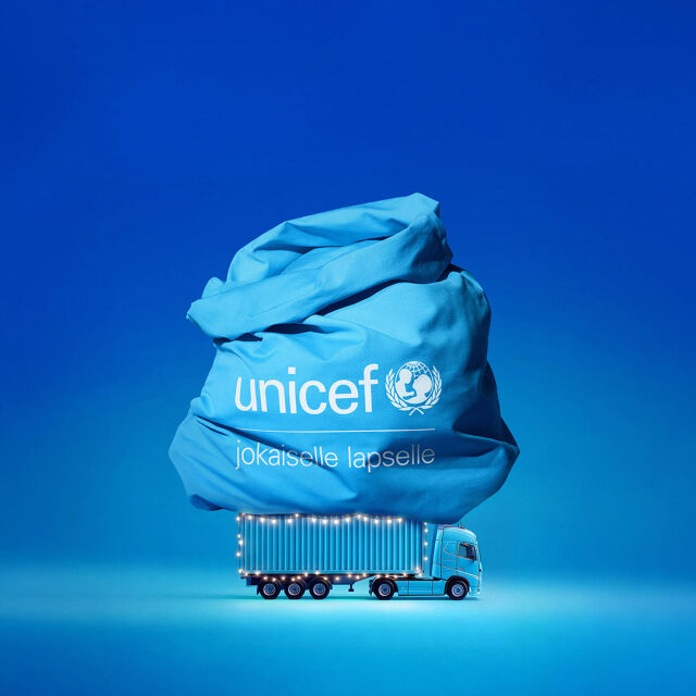 Sininen rekka, jonka päällä valtava lahjasäkki, jossa lukee UNICEF.