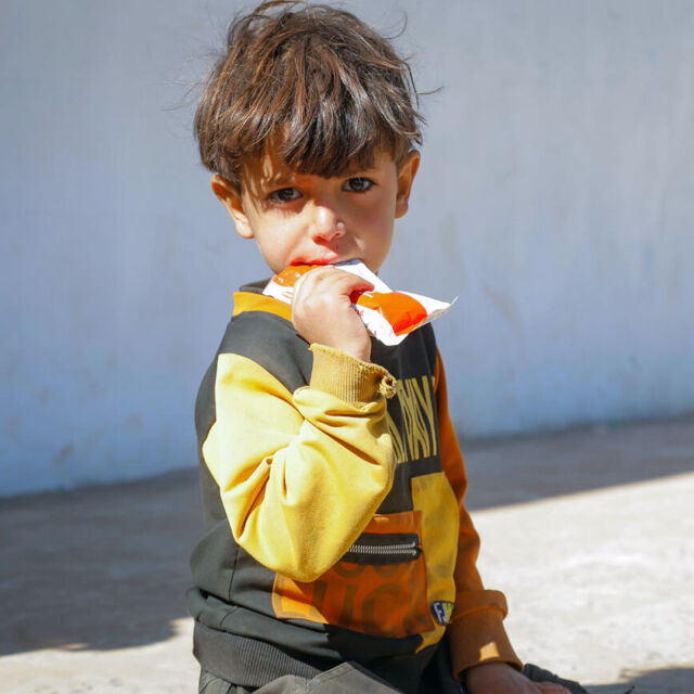 Pieni lapsi syö aliravitsemuksen hoitoon tarkoitettua maapähkinätahnaa.