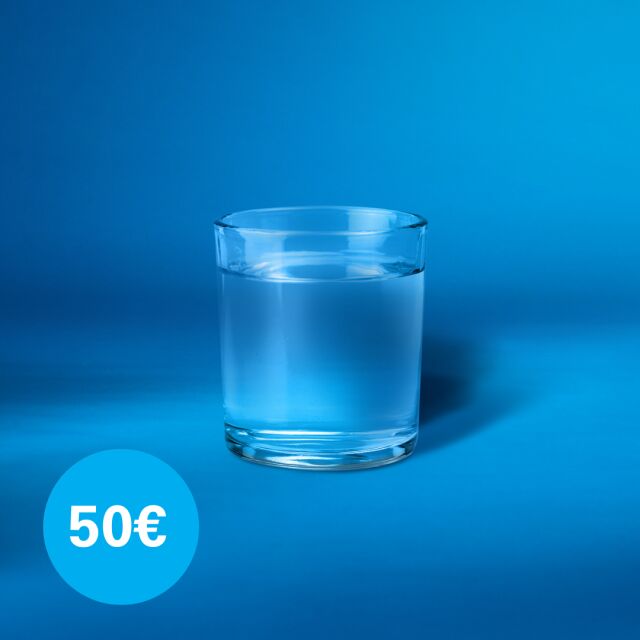 Vesilasi sinisellä taustalla ja numero 50€.