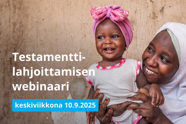 Äiti pitelee tytärtään sylissään
