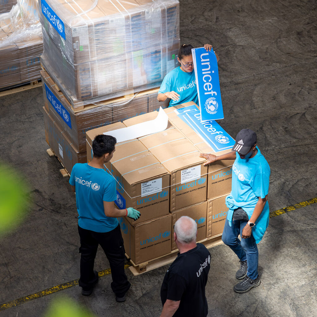 UNICEFin avustustarvikkeita pakataan varastolla.