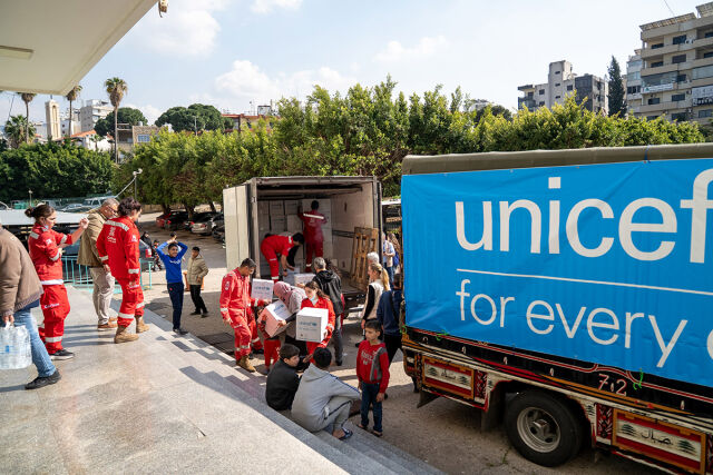 UNICEFin rekasta puretaan avustustarvikkeita Libanonissa.