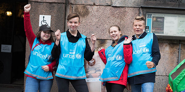 Ryhmä nuoria UNICEF-liiveissä.