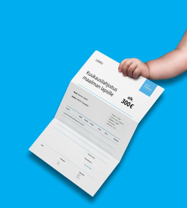 Lapsen käsi ojentaa Yritysystävät-esitteen.