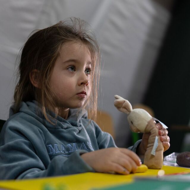 Ukrainalainen tyttö UNICEFin tukemassa teltassa sähkökatkon aikana.