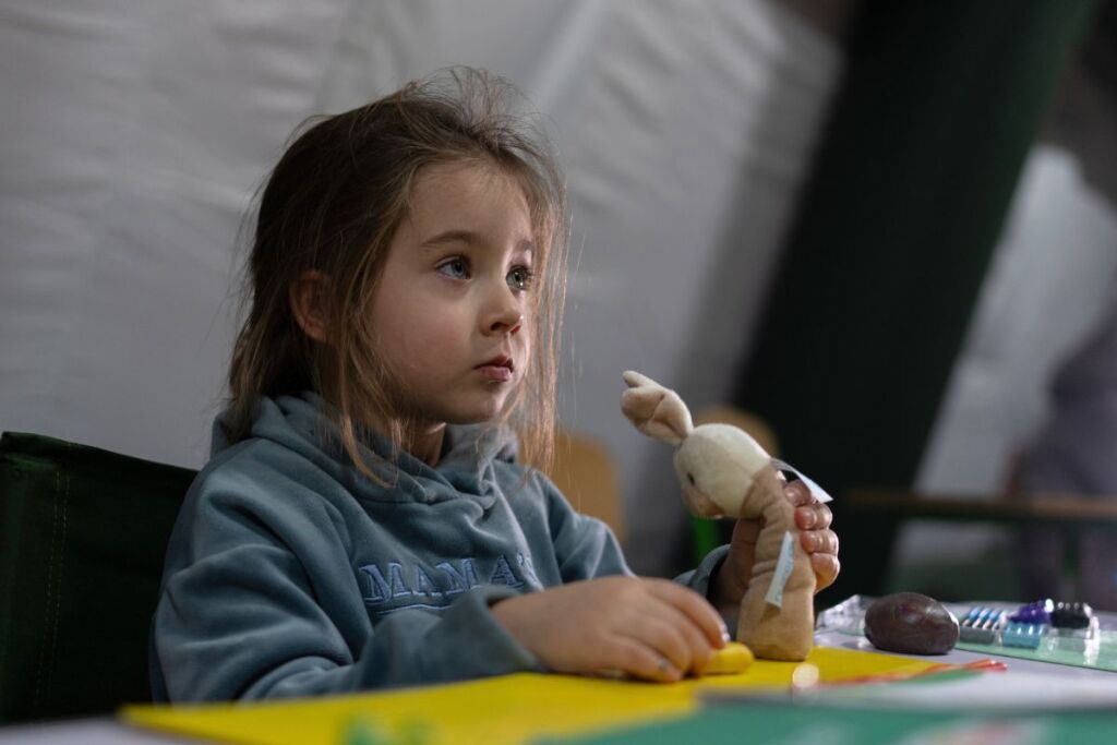 Ukrainalainen tyttö UNICEFin tukemassa teltassa sähkökatkon aikana.