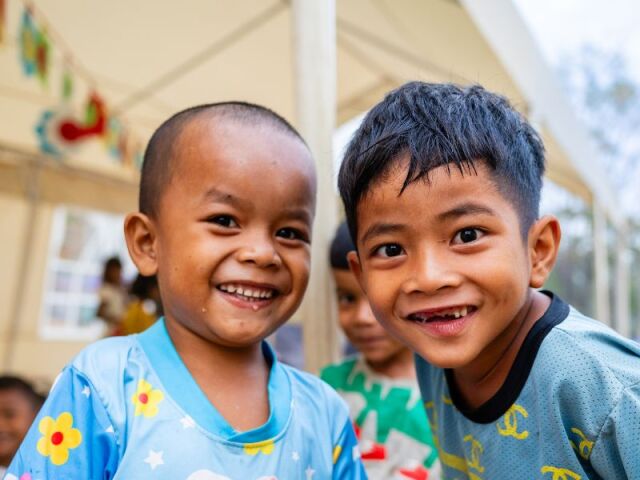 Kaksi poikaa UNICEFin avustusteltan edessä.